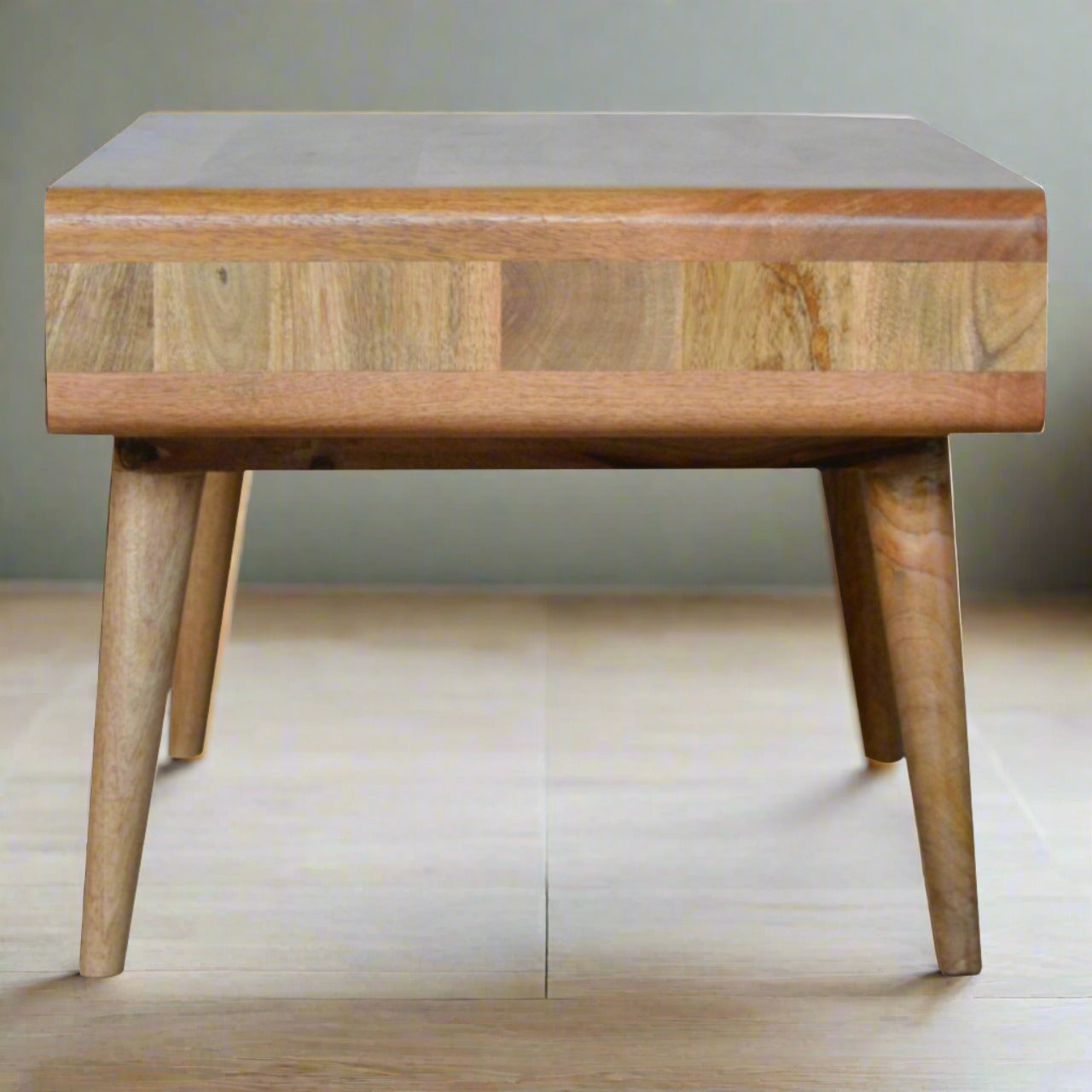 Contemporary coffee table with shiny knobs