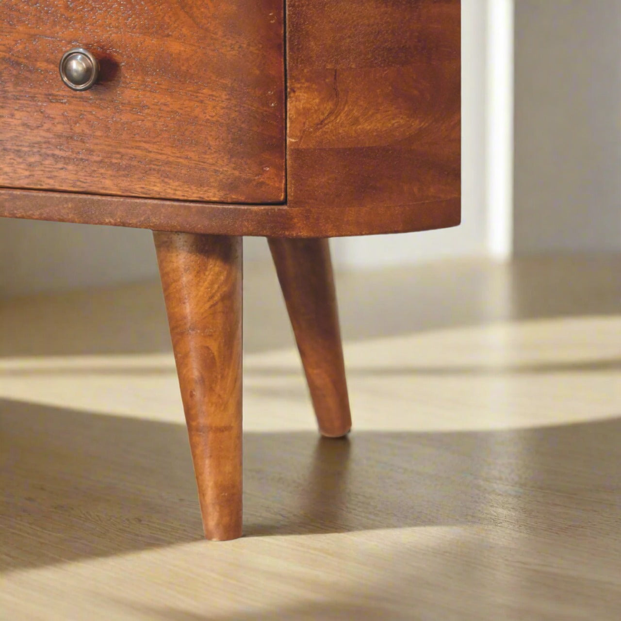 Nordic-style legs media unit